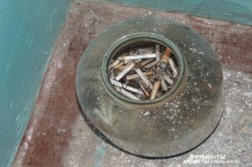 На лестничных площадках люди курят до сих пор